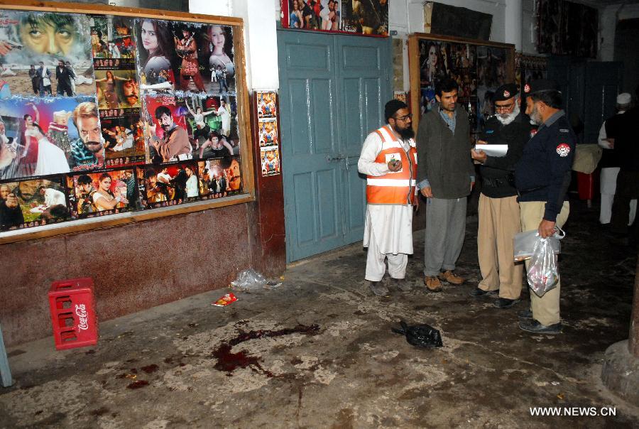 Cinq morts dans un attentat visant un cinéma dans la ville pakistanaise de Peshawar (2)