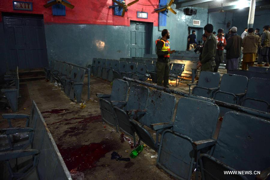 Cinq morts dans un attentat visant un cinéma dans la ville pakistanaise de Peshawar (6)