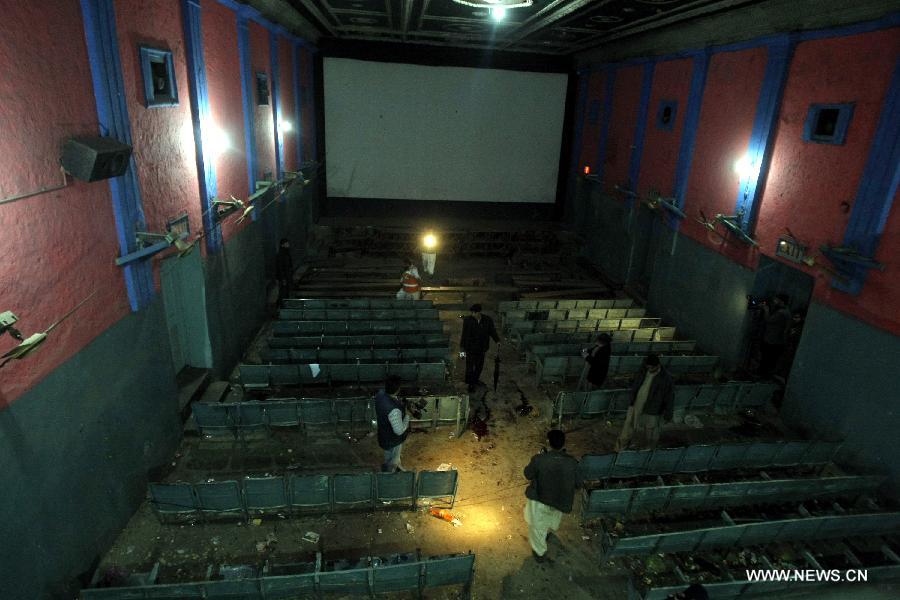 Cinq morts dans un attentat visant un cinéma dans la ville pakistanaise de Peshawar (4)