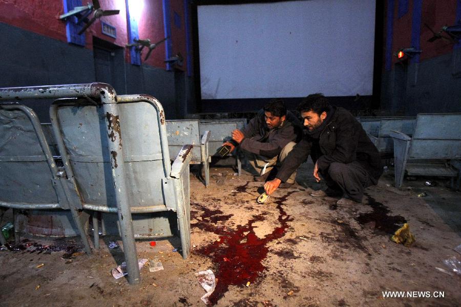 Cinq morts dans un attentat visant un cinéma dans la ville pakistanaise de Peshawar (8)