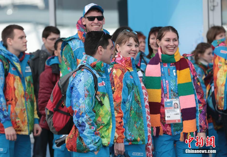 Le 6 février 2014, des volontaires tout sourrire à la patinoire du parc olympique de Sotchi.