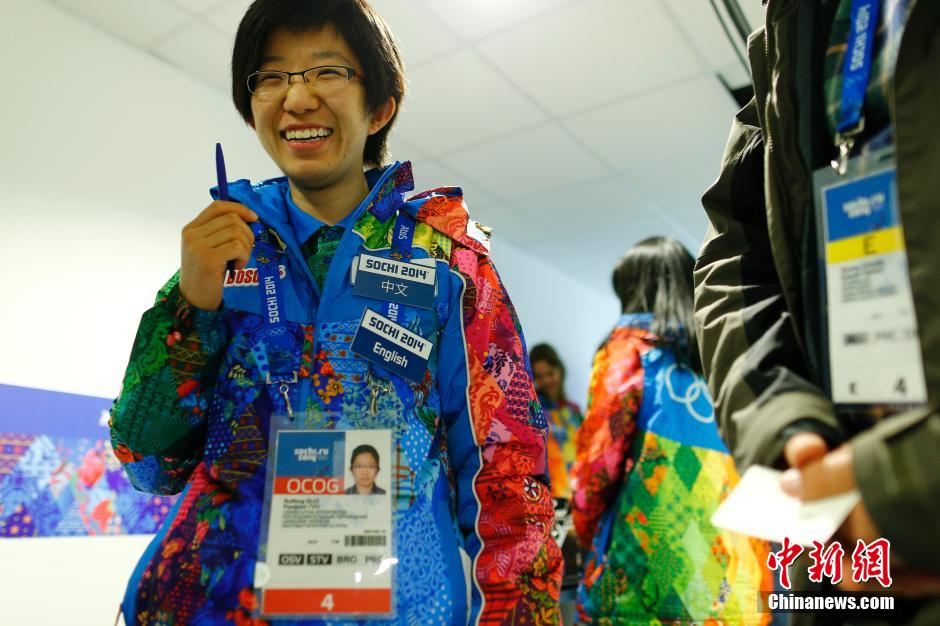 Le 6 février 2014, Guo Ruifeng, une jeune volontaire de Beijing, propose ses services pour des traductions en chinois et en anglais, pour aider les journalistes de la patinoire du parc olympique de Sotchi.