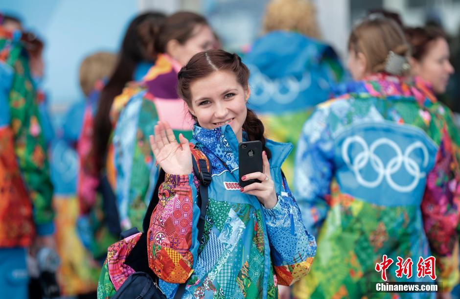 Le 6 février, une volontaire des JO d'hiver de Sotchi prend des photos avec son mobile.