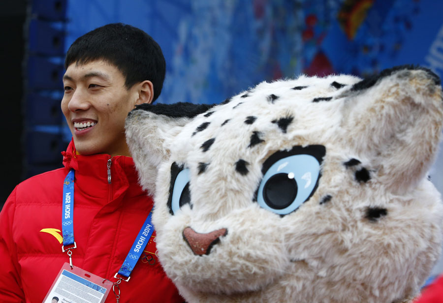 Le patineur de vitesse chinoise Mu Zhongsheng pose avec une mascotte olympique lors de la cérémonie de bienvenue organisée pour l'équipe dans le village des athlètes au Parc olympique, avant les Jeux olympiques d'hiver 2014 de Sotchi, le 5 février 2014. [Photo / agences]