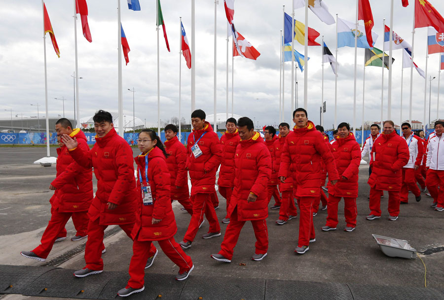 Les membres de l'équipe olympique de la Chine se rendent à une cérémonie de bienvenue organisée pour l'équipe dans le village des athlètes au Parc olympique, avant les Jeux olympiques d'hiver 2014 de Sotchi, le 5 février 2014. [Photo / agences]