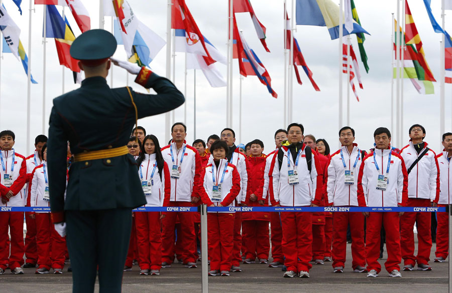 Un soldat russe salue l'équipe olympique de Chine au cours d'une cérémonie de bienvenue organisée pour l'équipe dans le village des athlètes au Parc olympique, avant les Jeux olympiques d'hiver 2014 de Sotchi, le 5 février 2014. [Photo / agences]
