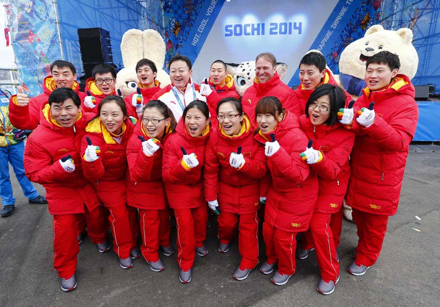 Les membres de l'équipe olympique de la Chine posent avec les mascottes des Jeux Olympiques lors d'une cérémonie de bienvenue organisée pour l'équipe dans le village des athlètes au Parc olympique, avant les Jeux olympiques d'hiver 2014 de Sotchi, le 5 février 2014. [Photo / agences]