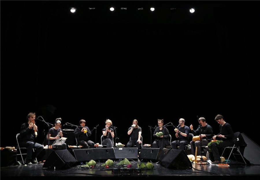 Les musiciens du Vegetable Orchestra effectuer un contrôle du son avec leurs instruments à base de légumes avant un concert à Haguenau, dans l'Est de la France, le 15 janvier 2014. [Photo / agences]