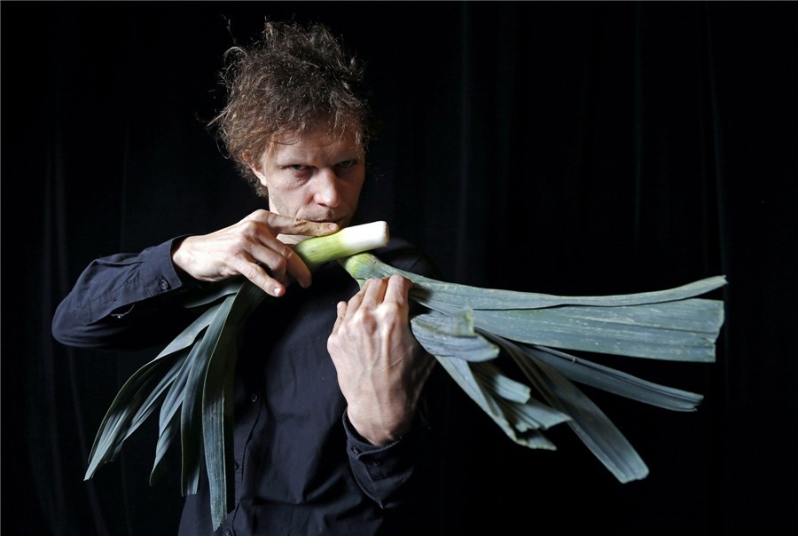 Matthias Meinharter, musicien autrichien membre du Vegetable Orchestra, pose pour une photo avec un instrument de musique à base de légumes à Haguenau, dans l'Est de la France, le 15 janvier 2014. [Photo / agences]