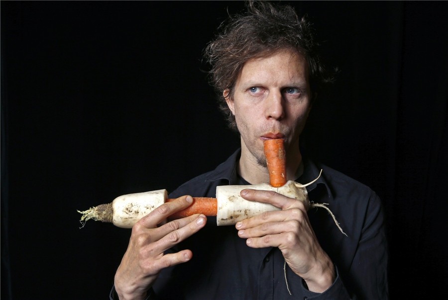 Matthias Meinharter, musicien autrichien membre du Vegetable Orchestra (Orchestre de légumes), pose pour une photo avec un instrument de musique fait avec des légumes à Haguenau, dans l'Est de la France, le 15 janvier 2014. [Photo / agences]