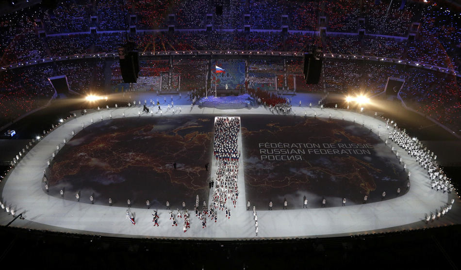 Une carte de la Russie est projetée sur le sol du stade, lors du défilé des athlètes à l'occasion de la cérémonie d'ouverture des Jeux olympiques d'hiver de 2014 à Sotchi, le 7 février 2014.