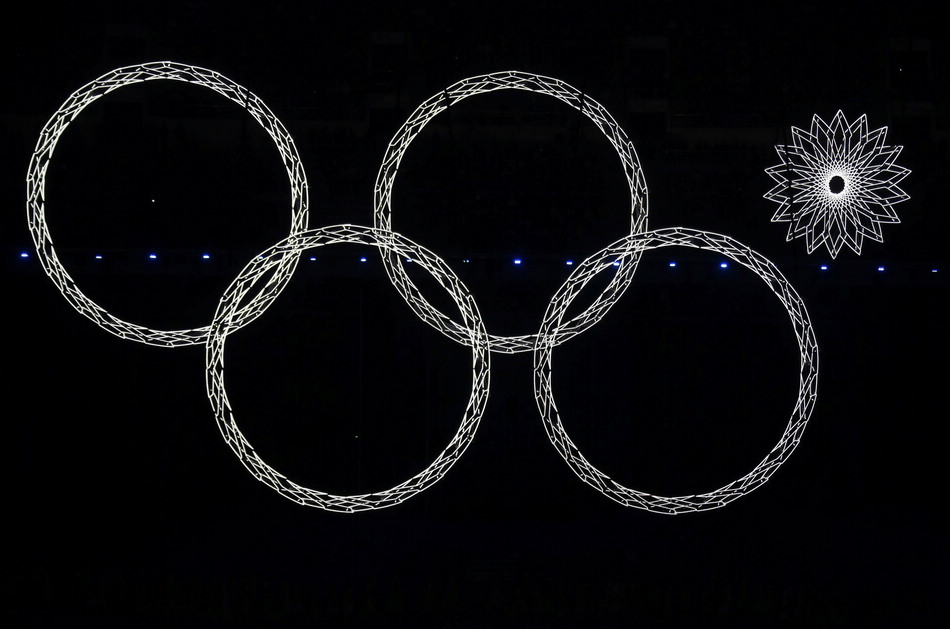 Quatre des cinq anneaux olympiques sont allumés lors de la cérémonie d'ouverture des Jeux olympiques d'hiver 2014 à Sotchi, le 7 février 2014.