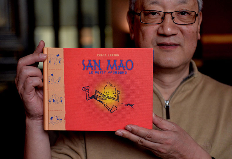 Le 6 février, une libraire met en rayon des versions françaises de la BD chinoise Sanmao, le petit vagabond. (Photo : Xinhua/Chen Xiaowei)