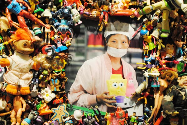 Le portrait d'une des ouvrières qui produisent les jouets, intégré dans l'installation d'art.