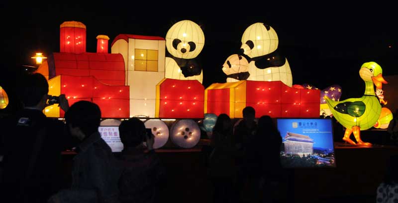La foire de la Fête des lanternes de Taipei a été lancée le 7 février. Le bébé panda Yuanzai étant le thème de l'une des lanternes. (Photo : Xinhua)