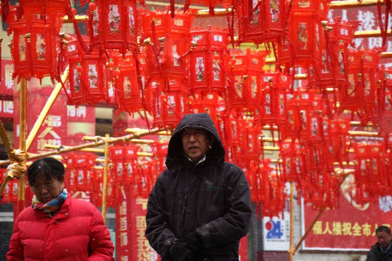 Un homme passe au-dessous de lanternes, à l'occasion de la Fête des lanternes du 7 février à Binzhou, la province chinoise du Shandong. (Photo : Zhang Binbin/Asianewsphoto)