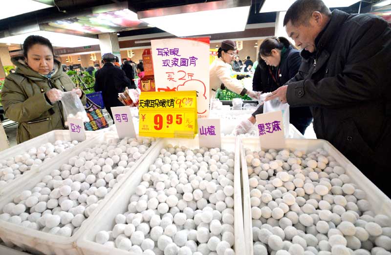 A l'approche de la Fête des lanternes, des Chinois achètent des yuanxiao dans un supermarché à Handan, la province chinoise du Hebei (nord du pays). (Photo : Hao Qunying/Asianewsphoto)