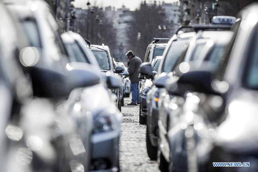 France : les taxis parisiens continuent de manifester leur colère (3)