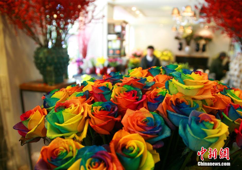 Avant la Saint-Valentin, les roses multicolores se vendent comme des petits pains, à Hangzhou dans le Zhejiang. (Photo prise le 11 février)