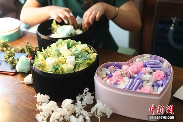 Dans un café à Taiyuan (captiale de la province du Shanxi), Xiaoding est occupé à fabriquer des «fleurs éternelles» assisté par un enseignant, afin de les offrir à sa petite amie pour la Saint-Valentin. Le jeune homme souhaitant que leur amour soit éternel comme ces fleurs.