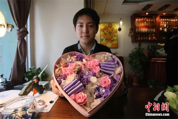 Dans un café à Taiyuan (captiale de la province du Shanxi), Xiaoding est occupé à fabriquer des «fleurs éternelles» assisté par un enseignant, afin de les offrir à sa petite amie pour la Saint-Valentin. Le jeune homme souhaitant que leur amour soit éternel comme ces fleurs.