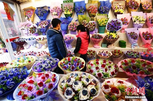 En raison d'une météo capricieuse, avec la neige qui depuis une décennie est rarement tombée dans la province chinoise du Yunnan, la principale région des fleurs dans le pays, la production de la région a été largement réduite. Par exemple, des fleurs à Hangzhou (province du Zhejiang), notamment les roses et les lys, ont vu leurs prix multiplier par cinq.