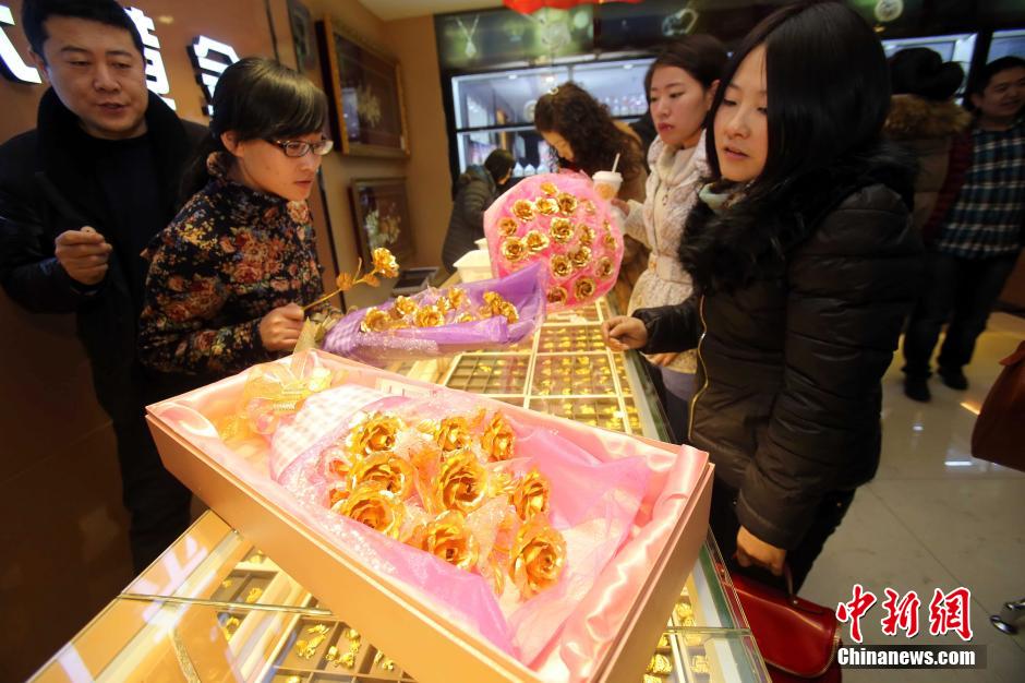 St-Valentin : les Chinois se ruent vers les roses d'or (2)