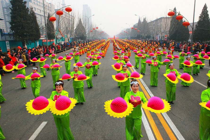 Beijing : un spectacle de danse Yangko pour la fête des Lanternes (9)