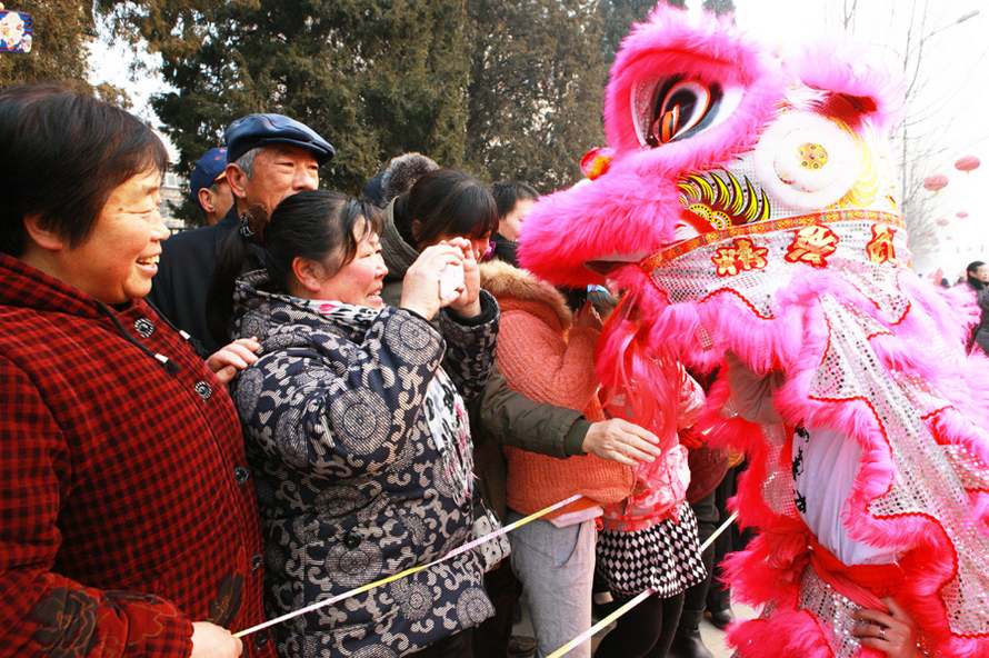 Beijing : un spectacle de danse Yangko pour la fête des Lanternes (8)