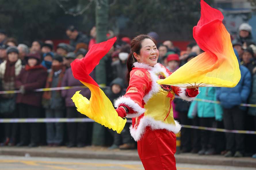 Beijing : un spectacle de danse Yangko pour la fête des Lanternes