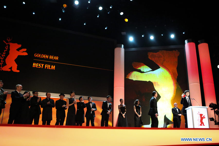 L'équipe du film chinois "Black Coal, Thin Ice" lors de la cérémonie de la 64e Berlinale.