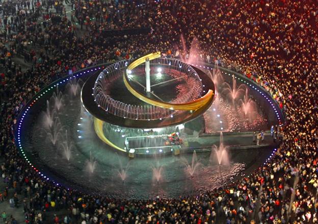 Des gens se rassemblent pour assister à un spectacle de fontaine sur la place Tianfu à Chengdu, dans la Province du Sichuan. Photo d'archives prise en 2007. 