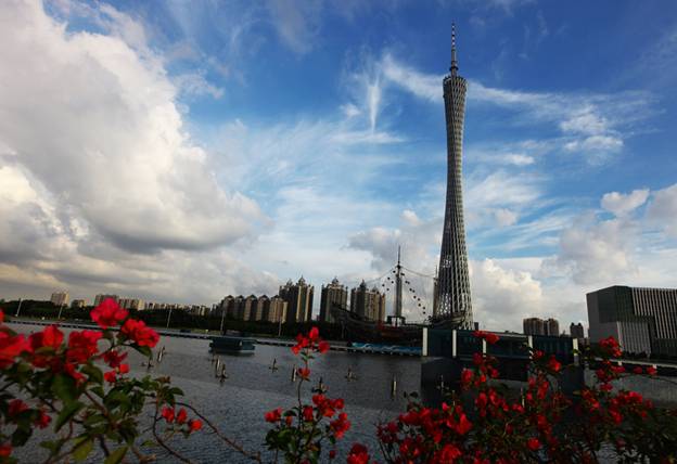 La tour de télévision près de la rivière des Perles à Guangzhou, dans la Province du Guangdong, le 22 juin 2013.