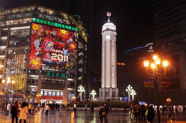 Une vue d'un centre commercial décoré à l'occasion du Nouvel An à Chongqing, en Chine. 