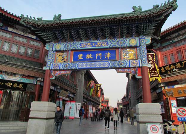 L'arche commémorative « Jin Men Gu Li » est située dans la rue de la culture ancienne, où des produits traditionnels sont vendus. Photo prise le 10 décembre 2013.