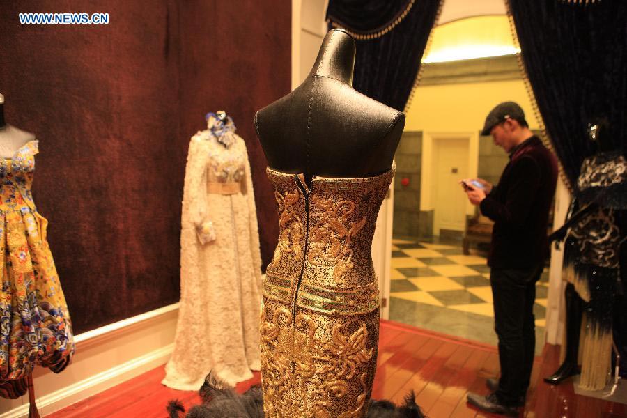 Le designer Laurence Xu attend un client à l'Hôtel Beijing à Beijing, capitale de la Chine, le 16 février 2014. Xu, designer né en Chine dans le Shandong et installé à Paris, montrera ses nouvelles créations lors de la Semaine de la mode de Paris en juillet. [Photo / Xinhua