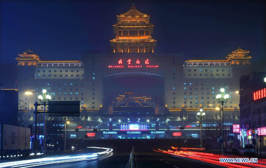 Photo prise le 14 février 2014 montrant la vue nocturne de la Gare de l'Ouest de Beijing