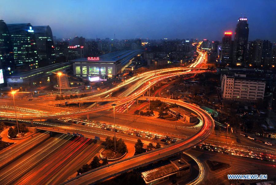 Photo prise le 10 février 2014 montrant la vue nocturne de la Gare du Nord de Beijing
