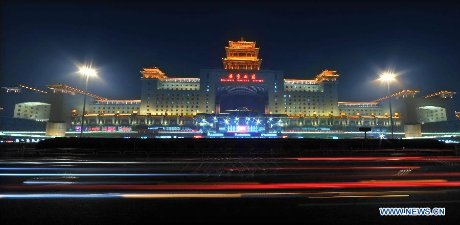 Photo prise le 14 février 2014 montrant la vue nocturne de la Gare de l'Ouest de Beijing