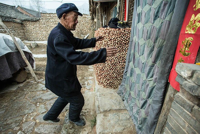 Xu Kuixiang, 73 ans, a un problème de vue. Aujourd'hui, il continue de vivre avec son neveu après l'avoir élevé.