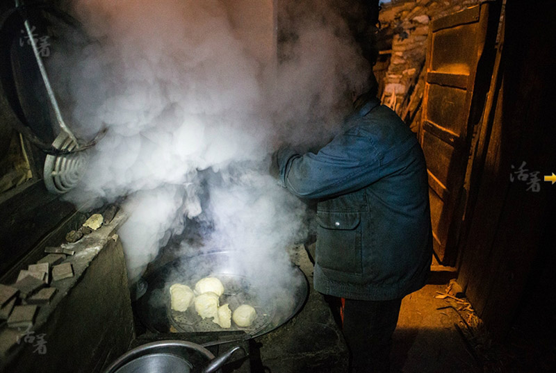Chen Jianshan, 64 ans, prépare un dîner de petits pains cuits à la vapeur et de cornichons. Pouvant à peine voir, il s'expose très rarement à la lumière.