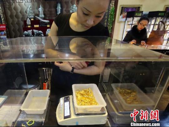 Shanxi : une femme achète 880g de bijoux en or en une fois (2)