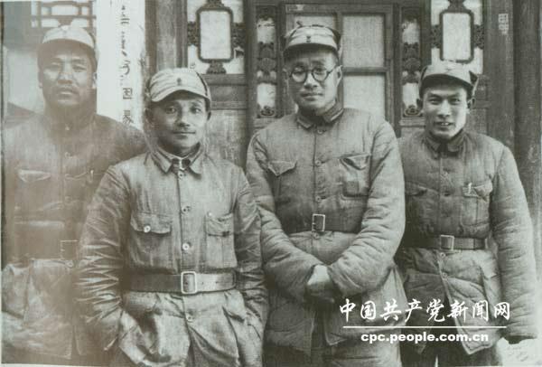 Deng Xiaoping (2e à gauche), commissaire politique de la 129e division de la Huitième Armée de Route, en janvier 1938.