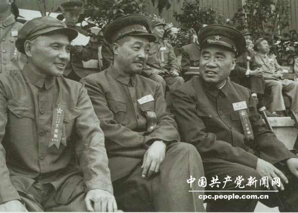 Deng Xiaoping (1er à gauche) à la tribune, lors des commémorations du 25e anniversaire de la fondation de l'armée populaire de libération chinoise, en août 1952.