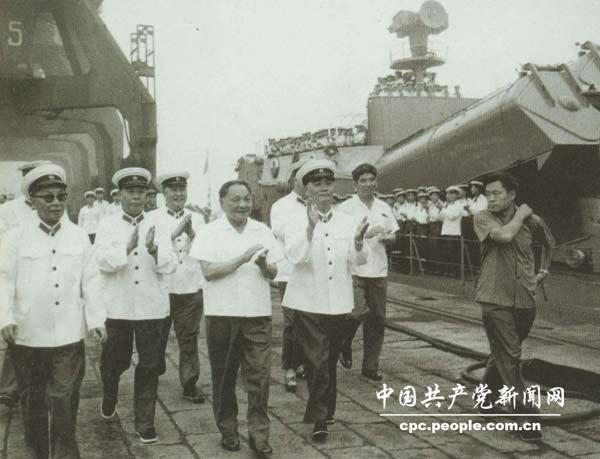 Deng Xiaoping visite la flotte de la Mer de Chine du Nord de l'APL, et embarque sur un destroyer lance-missiles pour inspecter la défense maritime de la marine, en août 1979.