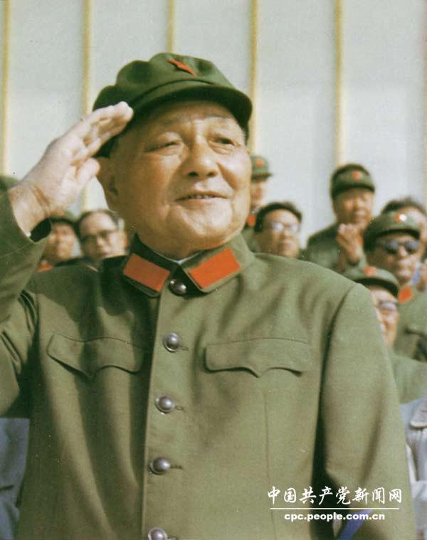 Deng Xiaoping visite une base militaire et passe en revue les troupes en septembre 1981.