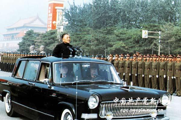 Deng Xiaoping passe les troupes de l'APL en revue lors du 35e anniversaire de la fondation de la République populaire de Chine, le 1er octobre 1984.