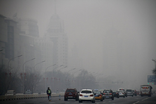 Des véhicules roulent dans le smog lourd à Beijing le 20 février 2014. [Photo/Xinhua]