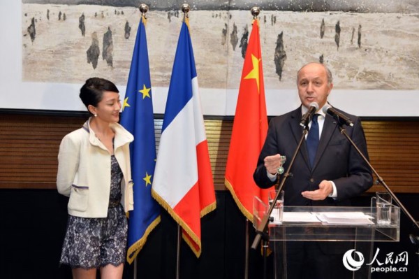 Zhou Xun reçoit l'insigne de chevaliers des Arts et des Lettres (2)