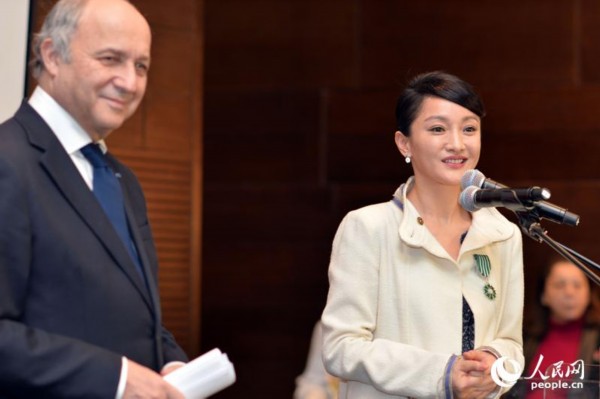Zhou Xun reçoit l'insigne de chevaliers des Arts et des Lettres